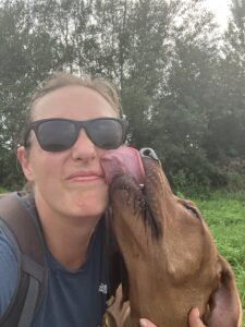 Esther met hond die haar gezicht likt