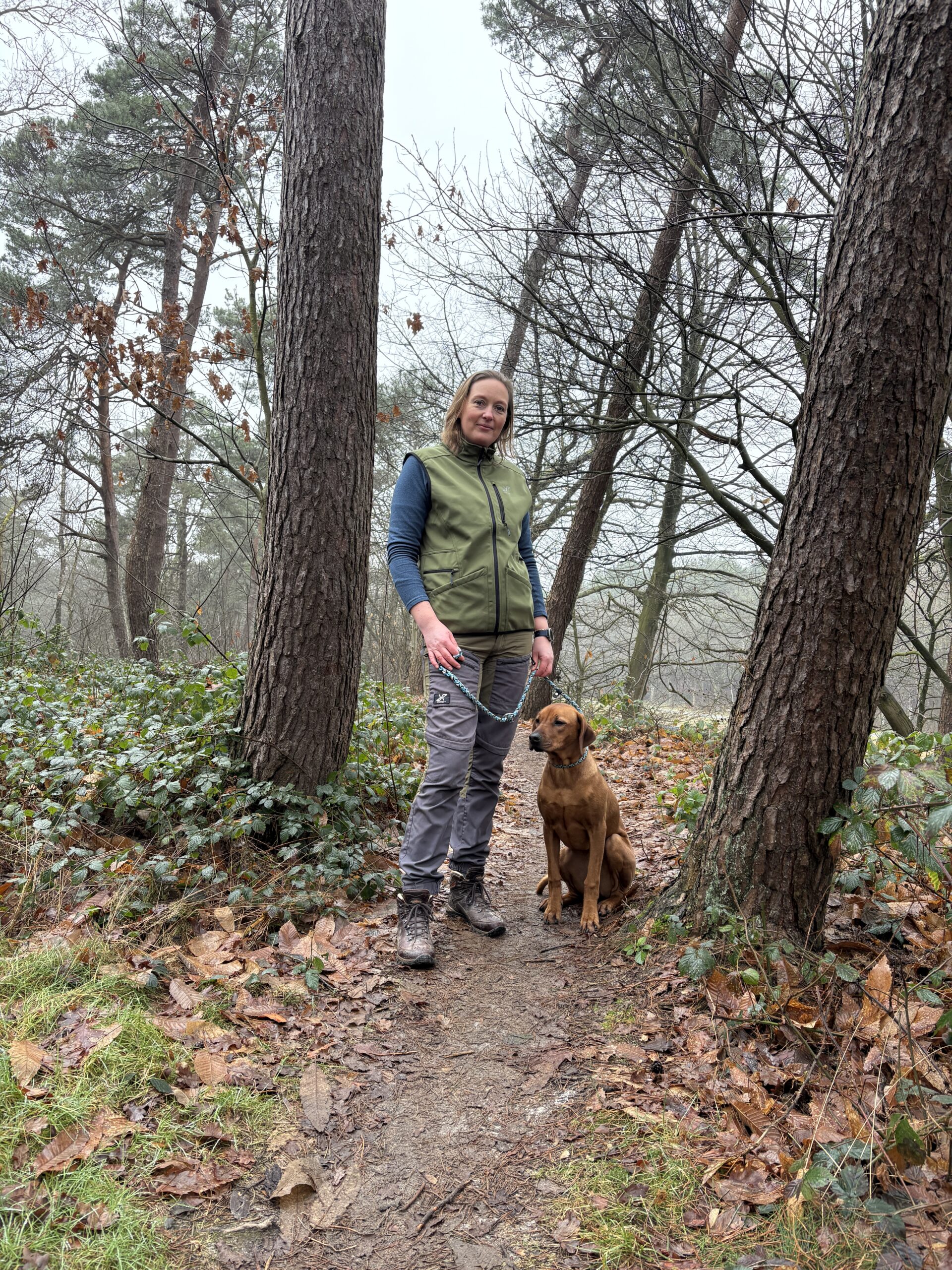 Esther in de natuur met hond. Van pup tot pro: begeleiding op maat.